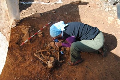 Exhumación de un soldado en Abánades en el año 2012.
