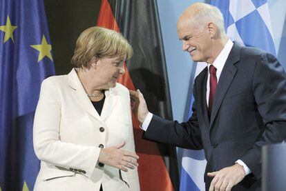 Angela Merkel y Yorgos Papandreu, en la rueda de prensa que dieron ayer en Berlín.