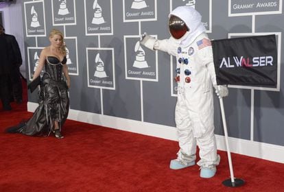 El cantante suizo Al Walser se pasea vestido de astronauta por la alfombra roja de los Grammy