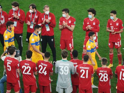 Los jugadores del Bayern aplauden a los de Tigres tras la final del Mundial de Clubes.