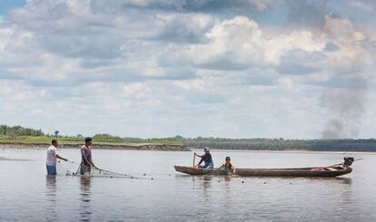 Indígenas kukamas pescan en el río Marañón, en la región de Loreto (Perú).