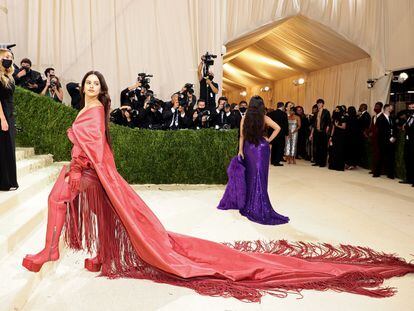 Rosalía homenajea a Lola Flores con un espectacular mantón rojo en la Gala Met