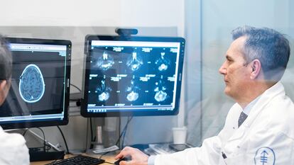 El neurooncólogo Ingo Mellinghoff, a la derecha, especializado en el tratamiento de tumores cerebrales primarios.