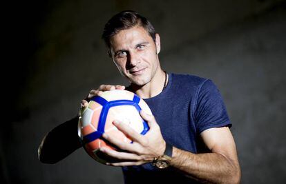 Joaquín posa en la ciudad deportiva del Betis.