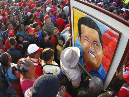 Miles de venezolanos se han congregado en Caracas para despedir a Hugo Chávez.