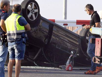 Policías junto al Audi A3 con el que cinco terroristas irrumpieron en Cambrils. Los cinco murieron por disparos de la policía.