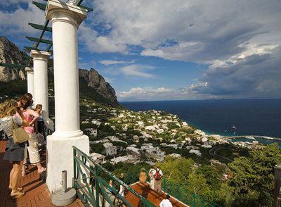Panorámica de Capri con la Marina Grande al fondo, el puerto en el que han desembarcado numerosos personajes cinematográficos.