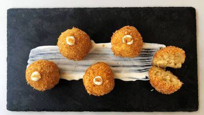 Croquetas de queso de cabra y cebolla caramelizada