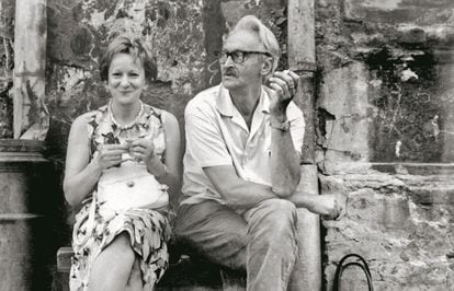 La poeta Wislawa Szymborska y su pareja, el también escritor Kornel Filipowicz, en una imagen cedida por la editorial Las afueras. 