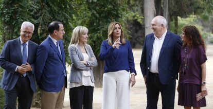 La presidenta de la Junta, Susana Díaz, junto a líderes sindicales y de la patronal, en Sevilla.