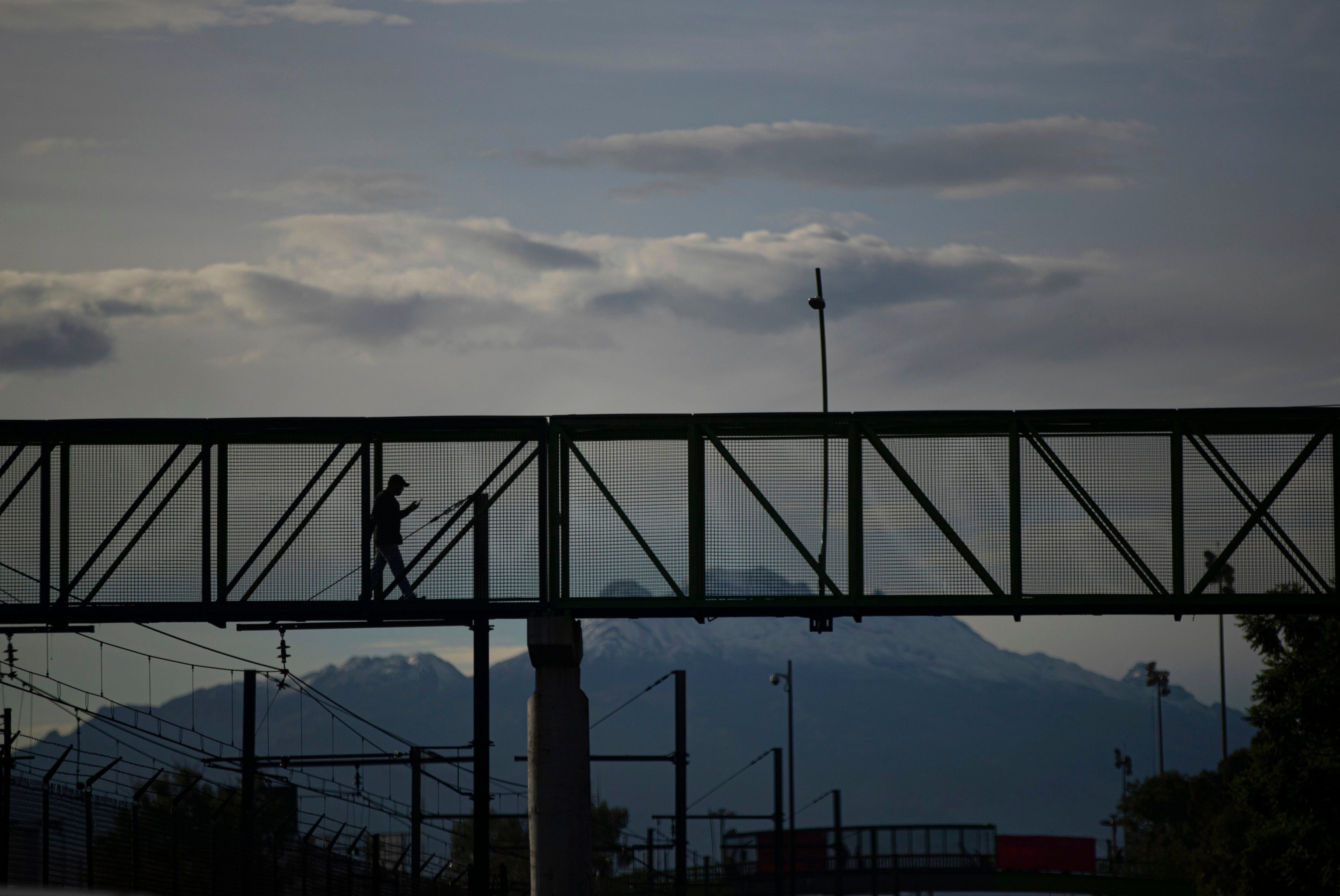 Un peatón cruza un puente en Ciudad de México, durante la pandemia de Covid-19.