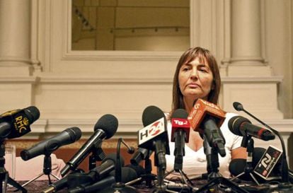 La gobernadora de la región italiana de Lacio, Renata Polverini, anuncia su dmisión.