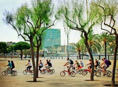 Ciclistas en el Port Vell de Barcelona.
