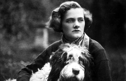 La escritora Daphne Du Maurier, junto a su perro, en 1930,