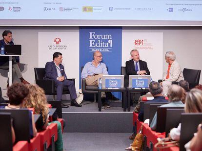 José Calafell (izquierda), Santiago Fernández de Caleya, Cristóbal Pera y Juan Cruz, durante la mesa redonda en el Foro Edita.