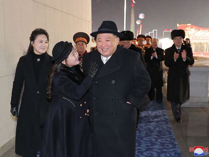 TOPSHOT - This picture taken on February 8, 2023 and released from North Korea's official Korean Central News Agency (KCNA) on February 9, 2023 shows North Korea's leader Kim Jong Un (R), his daughter presumed to be named Ju Ae (C) and wife Ri Sol Ju (L) attending a military parade celebrating the 75th anniversary of the founding of the Korean People's Army in Kim Il Sung Square in Pyongyang. (Photo by KCNA VIA KNS / AFP) / South Korea OUT / ---EDITORS NOTE--- RESTRICTED TO EDITORIAL USE - MANDATORY CREDIT "AFP PHOTO/KCNA VIA KNS" - NO MARKETING NO ADVERTISING CAMPAIGNS - DISTRIBUTED AS A SERVICE TO CLIENTS / THIS PICTURE WAS MADE AVAILABLE BY A THIRD PARTY. AFP CAN NOT INDEPENDENTLY VERIFY THE AUTHENTICITY, LOCATION, DATE AND CONTENT OF THIS IMAGE --- / 
