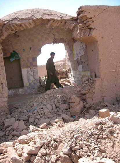 Un hombre trata de recuperar sus pertenencias entre los escombros de las casas destruidas por el ataque aéreo en Herat del pasado 22 de agosto.