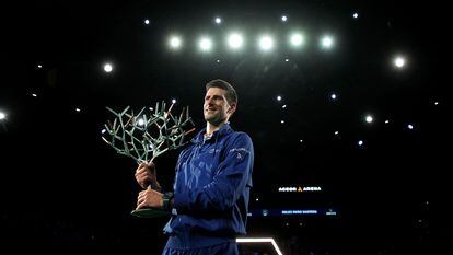 Djokovic posa con el trofeo de campeón, este domingo en París-Bercy.