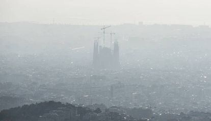 Nube de contaminación sobre la ciudad de Barcelona