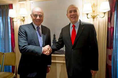 El presidente del BBVA, Francisco González (a la izquierda), y el secretario general de la OCDE, Ángel Gurría.