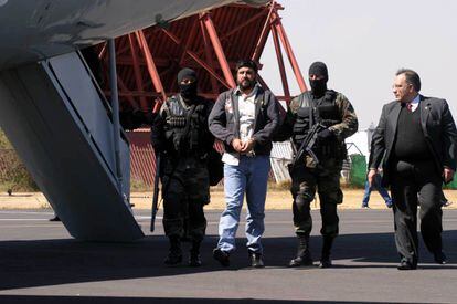 Agentes ministeriales escoltan a Alfredo Beltrán Leyva tras su detención, el 21 de enero de 2008.