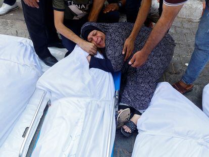 Una mujer lloraba junto al cadáver de un familiar, este miércoles en Gaza.