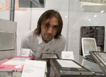 Ignacio Latasa, con su exposición de libros electrónicos.