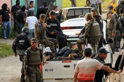 La policía hondureña lleva detenidos a unos mareros en San Pedro Sula