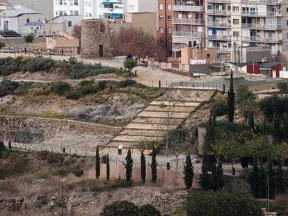 Parque arqueológico del Molinete. Al final de la escalera central se hallan los restos del templo romano. A la izquierda, la estructura de un molino de viento contemporáneo.