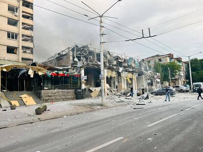 En una imagen difundida por la presidencia ucrania, el restaurante de Kramatorsk, en la provincia de Donetsk, bombardeado este martes.