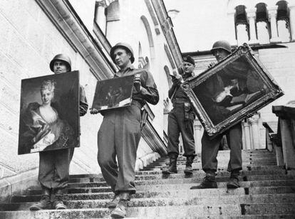 Soldados estadounidenses rescatan en 1945 del castillo Neunschwanstein de Fussen (Alemania) tres valiosos cuadros de colecciones expoliadas por los nazis. 