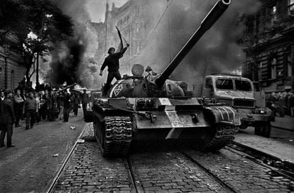 Un ciudadano de Praga sobre un tanque ruso en desafío durante la invasión rusa de Checoslovaquia en 1968.