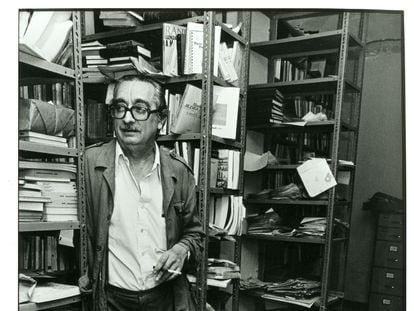 El escritor Joan Fuster en la biblioteca de su domicilio en Sueca tras el atentado con dos explosivos en septiembre de 1981.