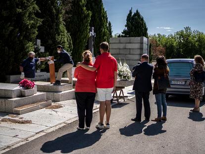 Entierro de P. Sánchez, fallecido por covid, en el cementerio de La Almudena, Madrid, el pasado 25 de septiembre.