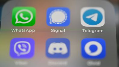 Pantalla de móvil que incluye los logos de las aplicaciones de mensajería, de izquierda a derecha y de arriba a abajo: WhatsApp, Signal, Telegram, Viber, Discord y Olvid.