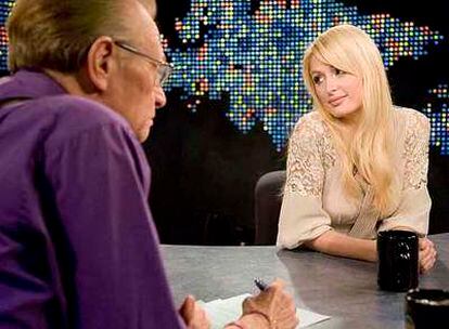 Larry King entrevista en su programa a Paris Hilton.