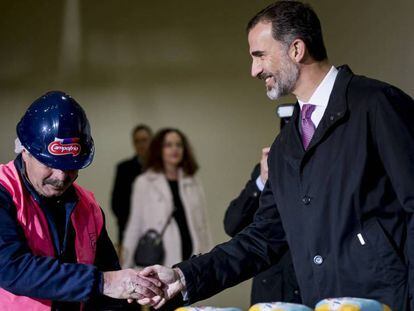 El Rey saluda a uno de los empleados de Campofrío en Burgos.