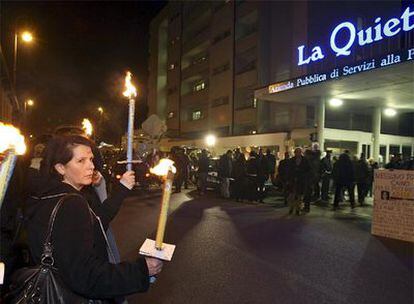 Manifestantes a favor de una muerte digna (izquierda) y en contra, frente a la clínica donde murió Eluana.