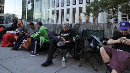 Personas haciendo cola a la espera de que el iPhone 5 se ponga a la venta