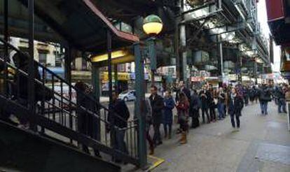 Ciudadanos neoyorquinos entran en la estación de metro, cerrada durante el paso del Huracán Sandy, en Brooklyin, Nueva York, EE.UU. este 5 de noviembre.