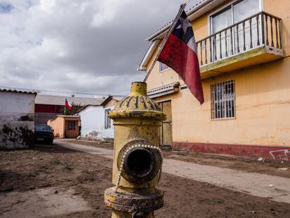 Un hidrante con una bandera chilena, en una imagen de archivo.