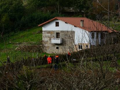 Agentes de la Guardia Civil inspeccionan una finca de Cortegada (Ourense) donde se hallaron restos humanos.