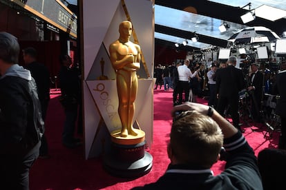 Fotógrafos listos para cubrir la alfombra roja de los Oscar 2018.