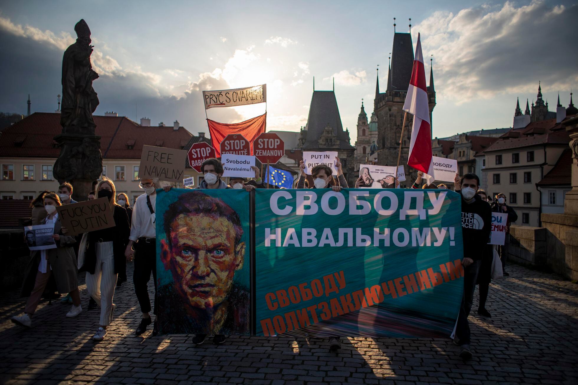 Manifestación en apoyo a Navalni, el 21 de abril en Praga (República Checa).