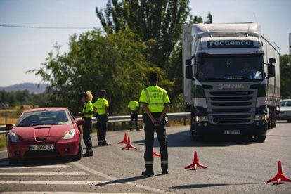 Guardias civiles, en un control de alcoholemia en una carretera de Madrid.