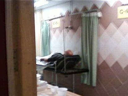 Un enfermo en una camilla del hospital de Calella, Barcelona
