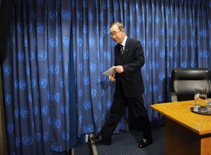 El secretario general de la ONU, Ban Ki-moon abandoa la conferencia de prensa este lunes