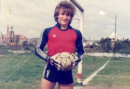 Javier Milei de joven cuando jugaba fútbol.