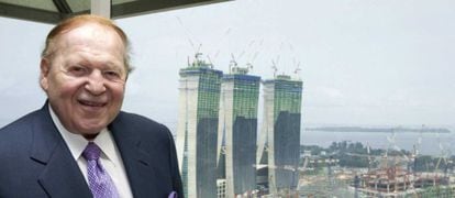 Sheldon Adelson, en 2009 frente a las obras de su casino en Singapur.