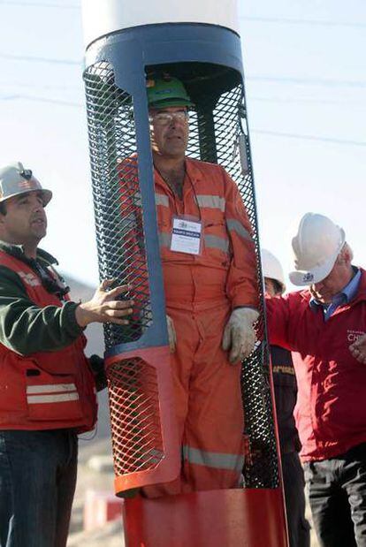 Operarios de los equipos de rescate de la mina San José en Chile muestran a la prensa cómo funciona la cápsula-jaula que se utilizará para rescatar a los 33 mineros sepultados